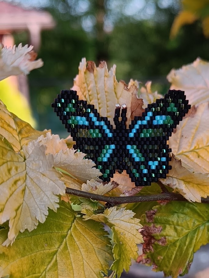 Brož motýlek v zelené