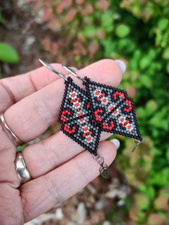 Náušnice rudočerné s lístkem